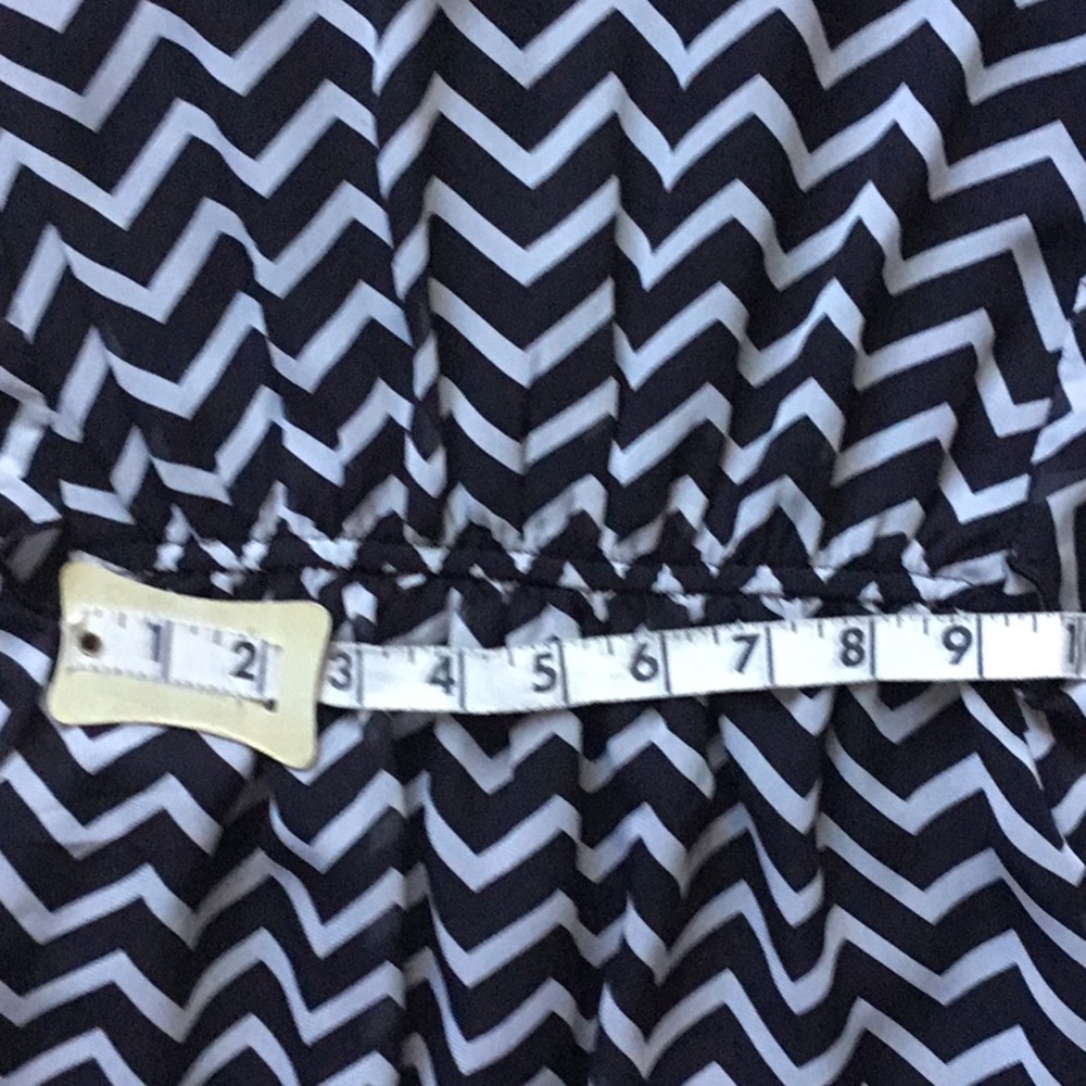 Girls Large chevron pattern black & white blouse - Picture 6 of 7